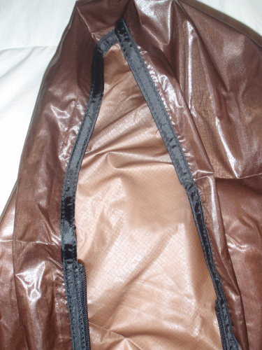 Detail of the neck and zipper